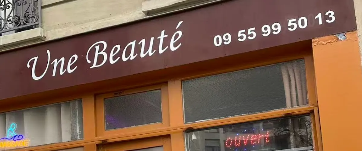 L’enseigne brune d’Une Beauté, écriture penchée blanche
