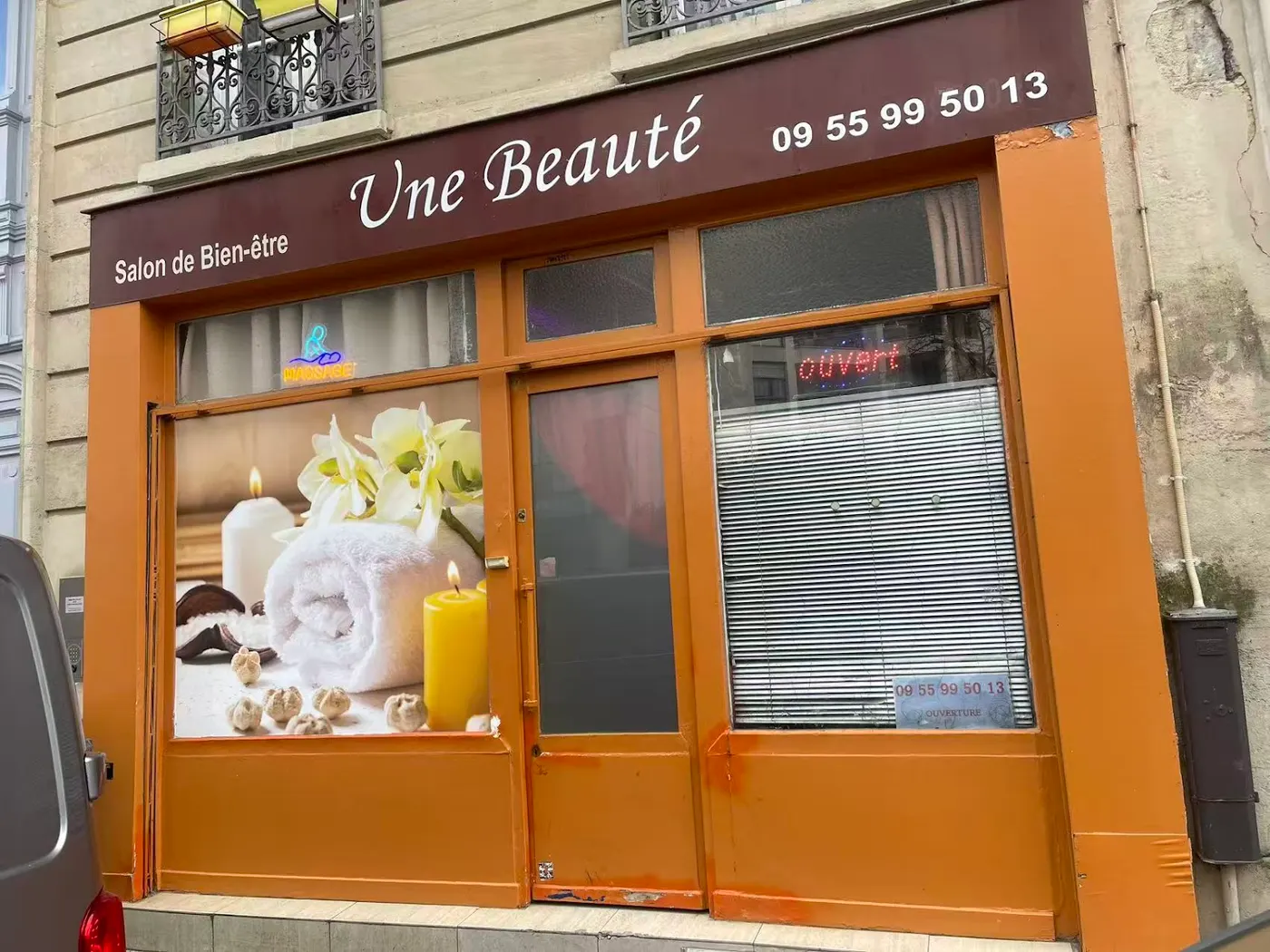 La façade orange d’Une Beauté, enseigne en écriture blanche, rue Léon-Maurice Nordmann